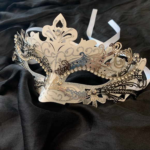Masquerade Mask white and silver - Picture 2 of 4
